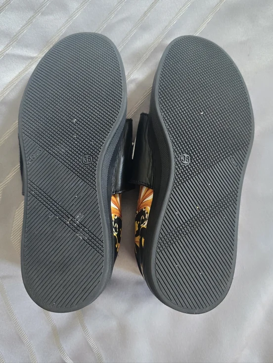 Versace Black & Yellow - Picture 4 of 9